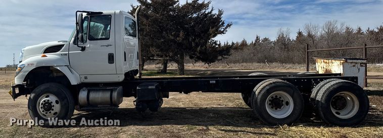 image for item FB0807 2013 International 7500 truck cab and chassis
