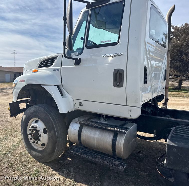 image for item FB0807 2013 International 7500 truck cab and chassis