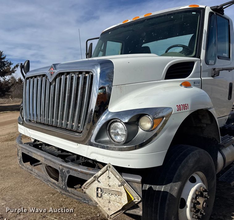 image for item FB0807 2013 International 7500 truck cab and chassis