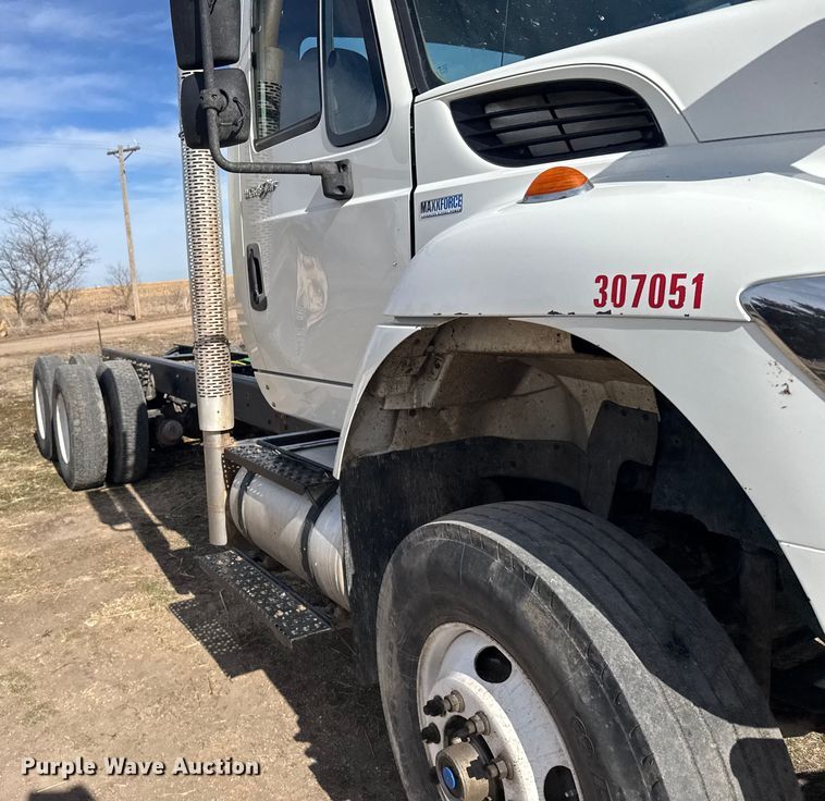 image for item FB0807 2013 International 7500 truck cab and chassis