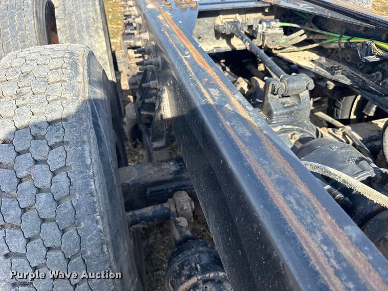 image for item FB0807 2013 International 7500 truck cab and chassis