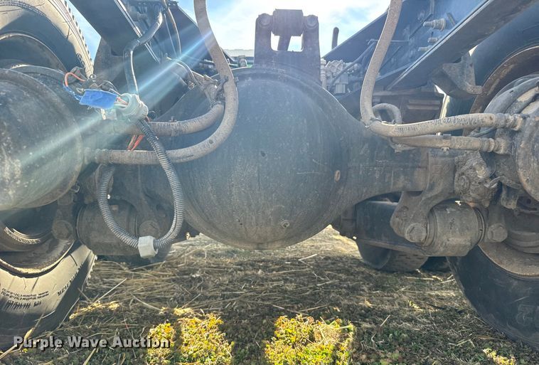 image for item FB0807 2013 International 7500 truck cab and chassis