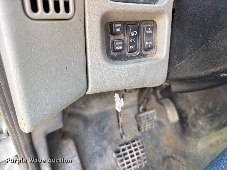 image for item FB0807 2013 International 7500 truck cab and chassis