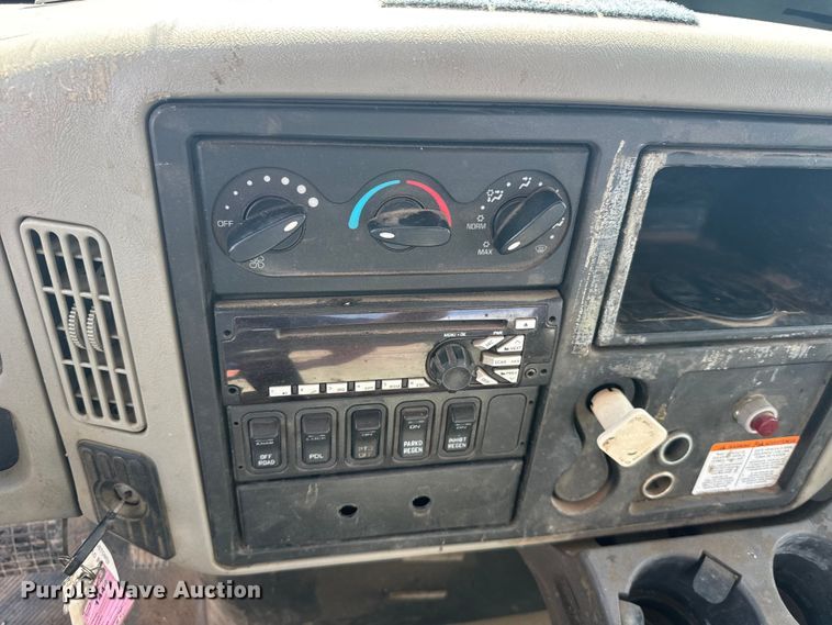 image for item FB0807 2013 International 7500 truck cab and chassis