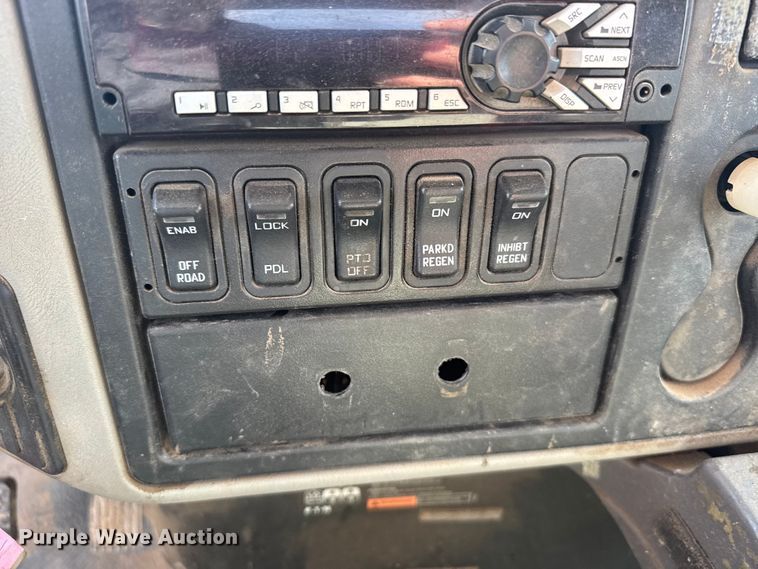 image for item FB0807 2013 International 7500 truck cab and chassis