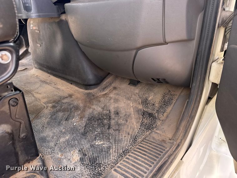 image for item FB0807 2013 International 7500 truck cab and chassis