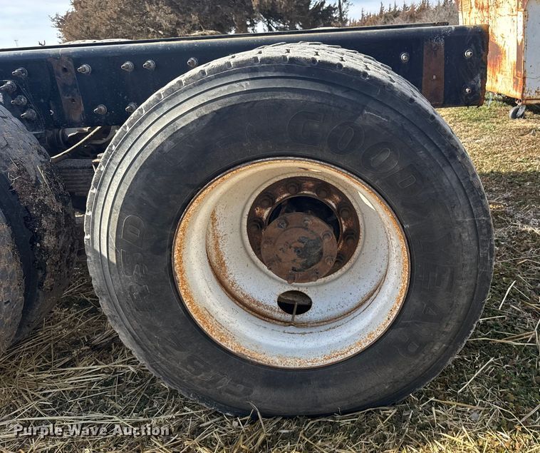 image for item FB0807 2013 International 7500 truck cab and chassis