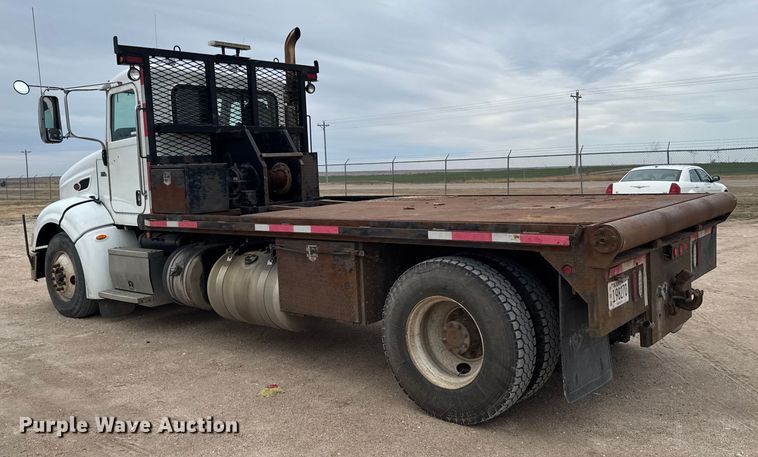 image for item FB0808 2013 Peterbilt 384 flatbed truck