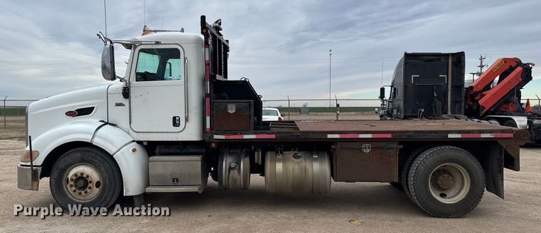 image for item FB0808 2013 Peterbilt 384 flatbed truck