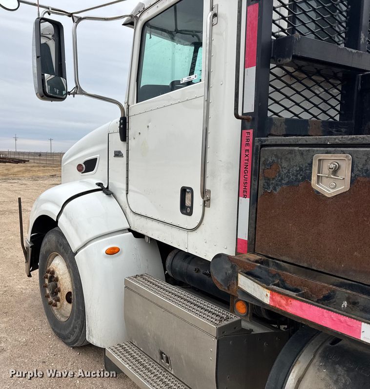 image for item FB0808 2013 Peterbilt 384 flatbed truck