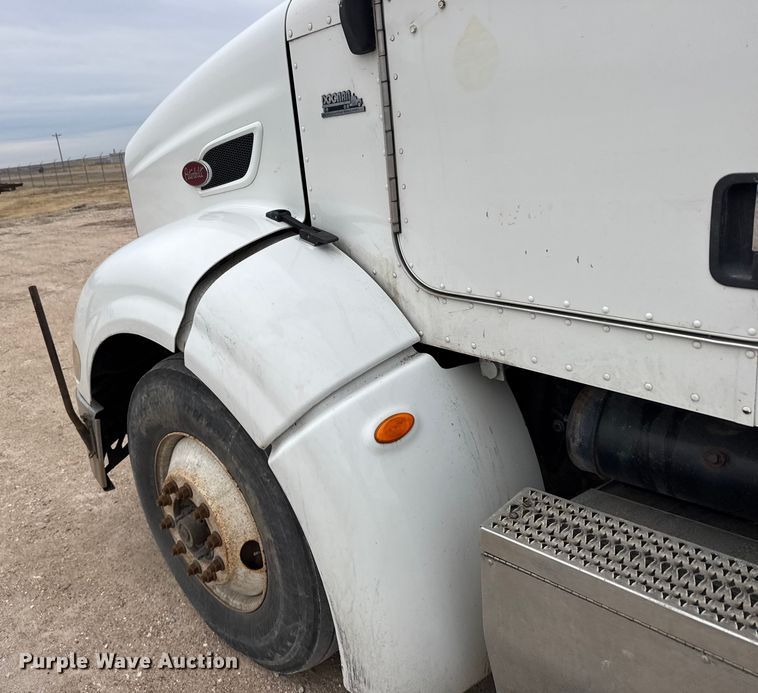 image for item FB0808 2013 Peterbilt 384 flatbed truck