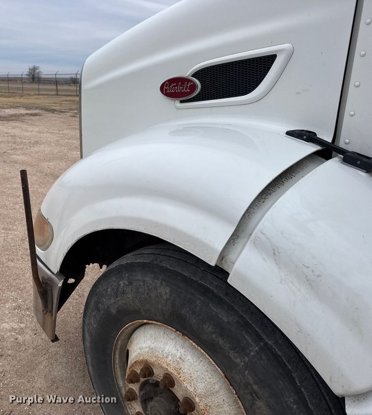 image for item FB0808 2013 Peterbilt 384 flatbed truck