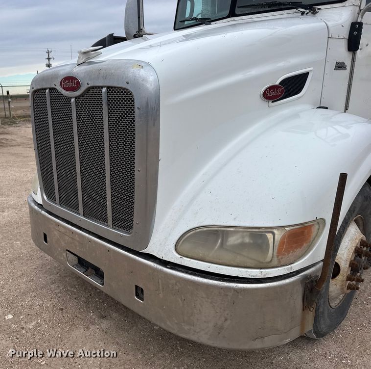 image for item FB0808 2013 Peterbilt 384 flatbed truck