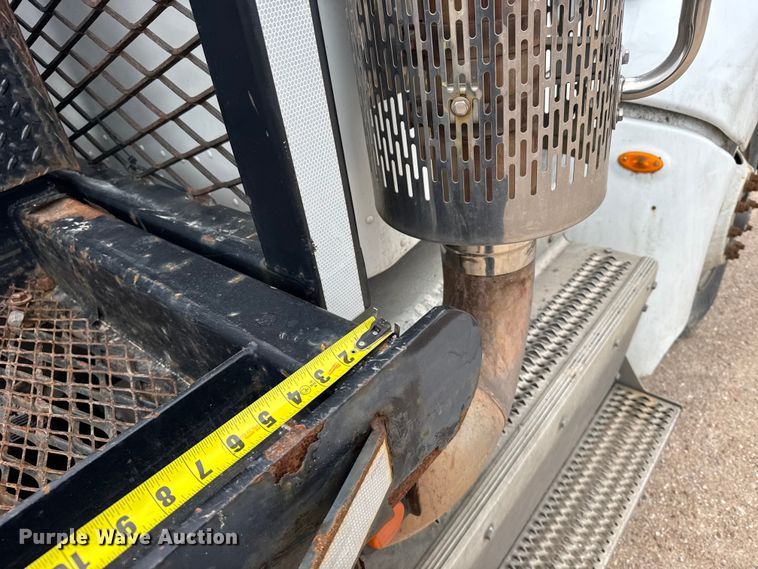 image for item FB0808 2013 Peterbilt 384 flatbed truck