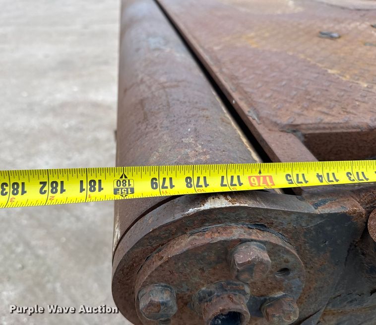 image for item FB0808 2013 Peterbilt 384 flatbed truck