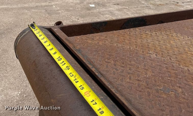 image for item FB0808 2013 Peterbilt 384 flatbed truck