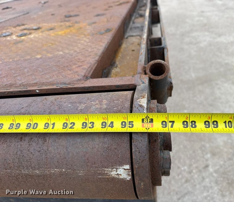 image for item FB0808 2013 Peterbilt 384 flatbed truck