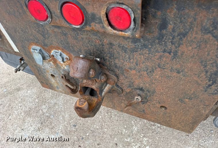 image for item FB0808 2013 Peterbilt 384 flatbed truck