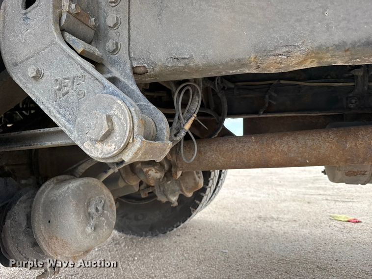 image for item FB0808 2013 Peterbilt 384 flatbed truck