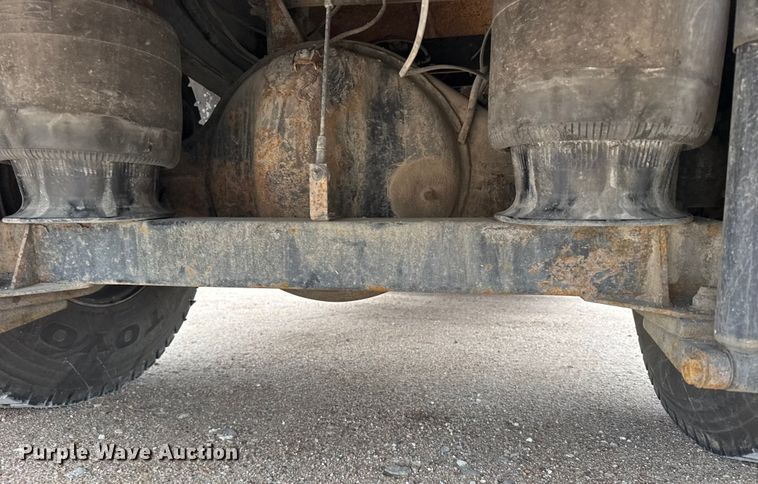 image for item FB0808 2013 Peterbilt 384 flatbed truck