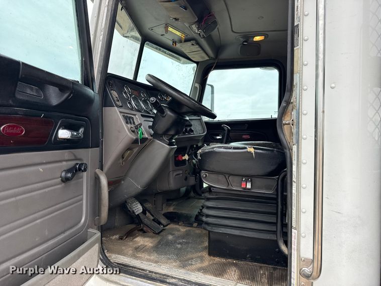 image for item FB0808 2013 Peterbilt 384 flatbed truck