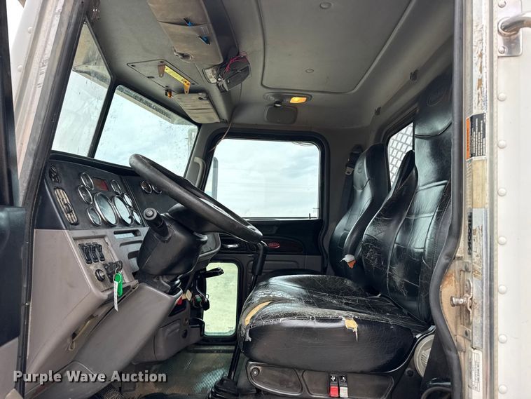 image for item FB0808 2013 Peterbilt 384 flatbed truck