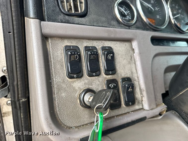 image for item FB0808 2013 Peterbilt 384 flatbed truck