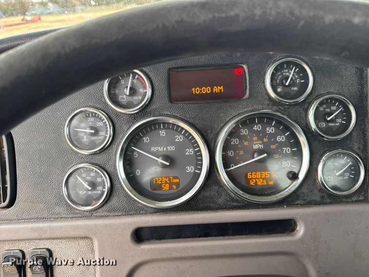 image for item FB0808 2013 Peterbilt 384 flatbed truck