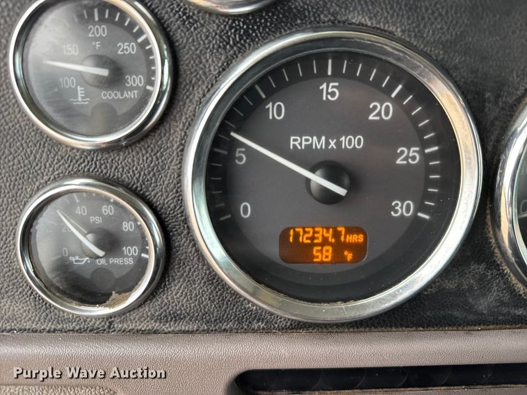 image for item FB0808 2013 Peterbilt 384 flatbed truck