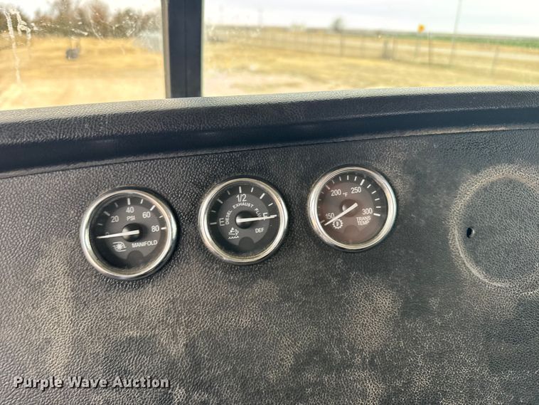 image for item FB0808 2013 Peterbilt 384 flatbed truck