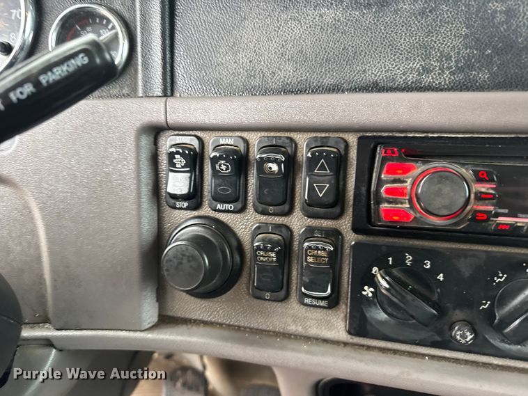 image for item FB0808 2013 Peterbilt 384 flatbed truck