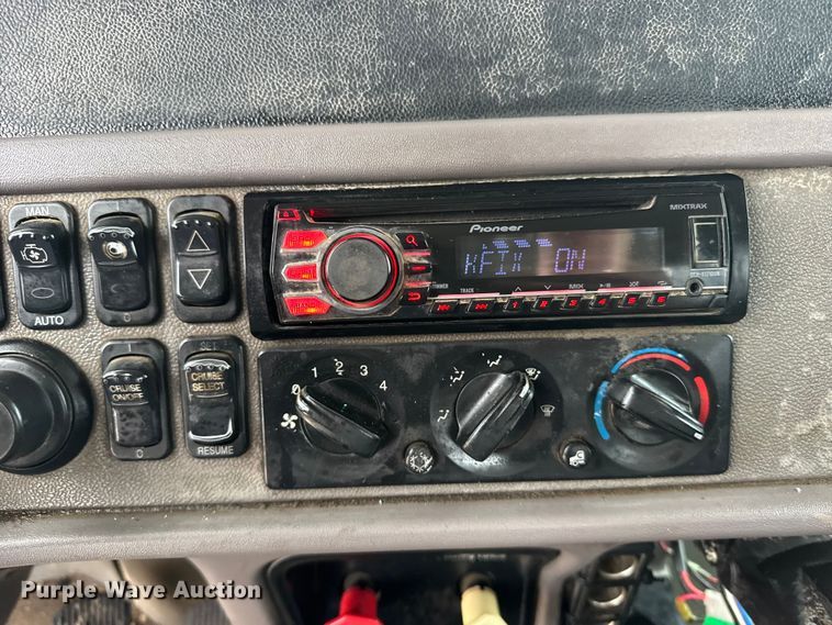 image for item FB0808 2013 Peterbilt 384 flatbed truck