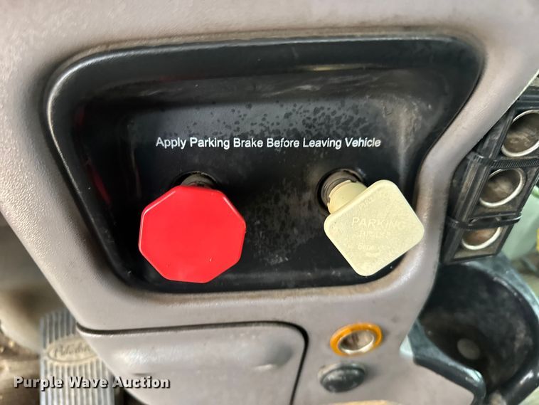 image for item FB0808 2013 Peterbilt 384 flatbed truck