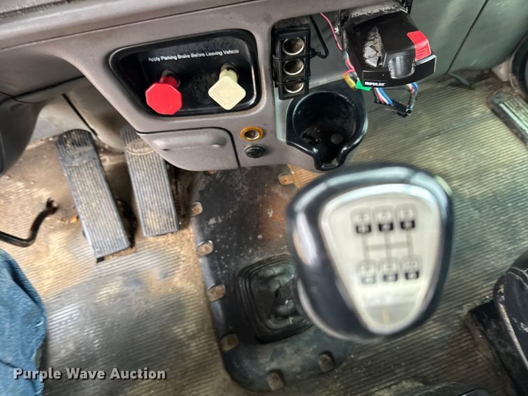 image for item FB0808 2013 Peterbilt 384 flatbed truck