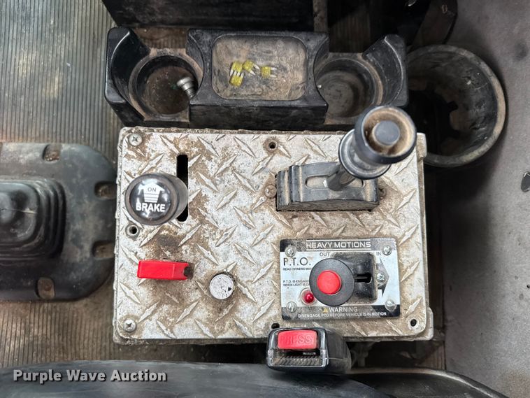 image for item FB0808 2013 Peterbilt 384 flatbed truck