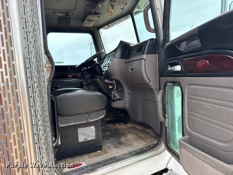 image for item FB0808 2013 Peterbilt 384 flatbed truck