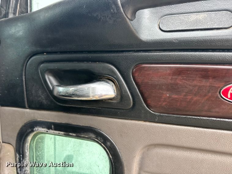 image for item FB0808 2013 Peterbilt 384 flatbed truck