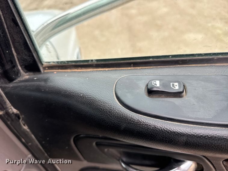 image for item FB0808 2013 Peterbilt 384 flatbed truck