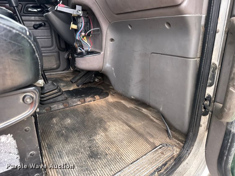 image for item FB0808 2013 Peterbilt 384 flatbed truck