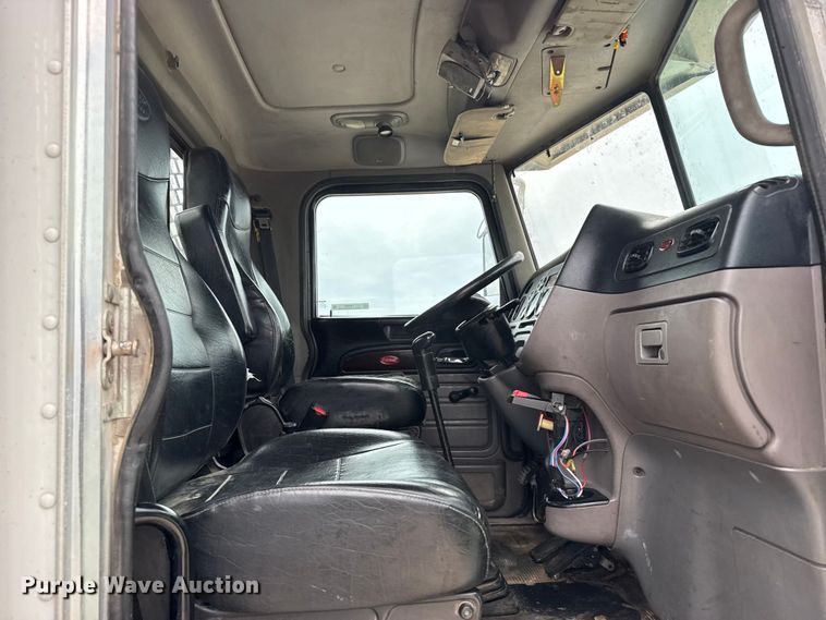 image for item FB0808 2013 Peterbilt 384 flatbed truck