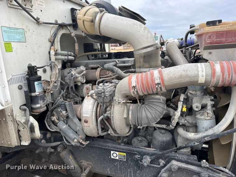 image for item FB0808 2013 Peterbilt 384 flatbed truck