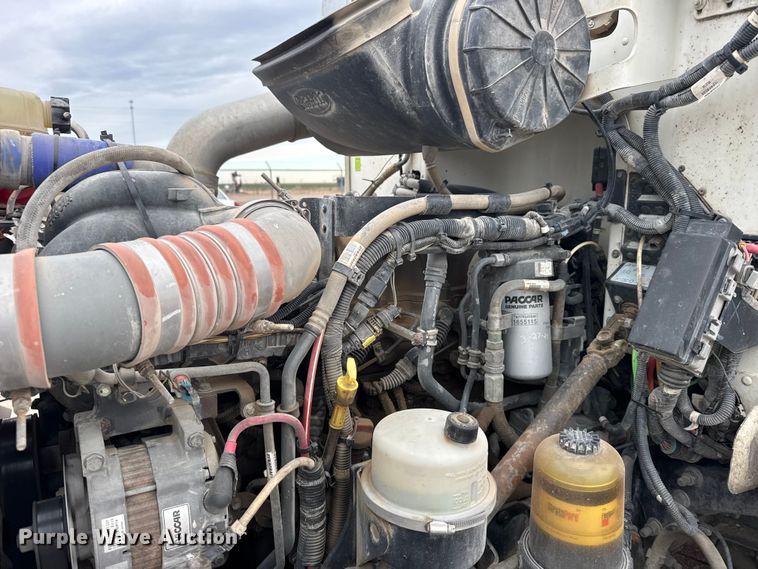 image for item FB0808 2013 Peterbilt 384 flatbed truck