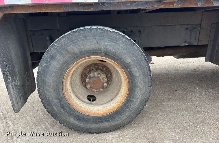 image for item FB0808 2013 Peterbilt 384 flatbed truck