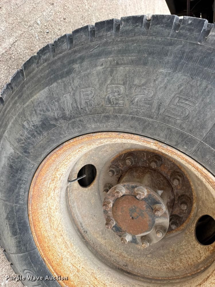 image for item FB0808 2013 Peterbilt 384 flatbed truck