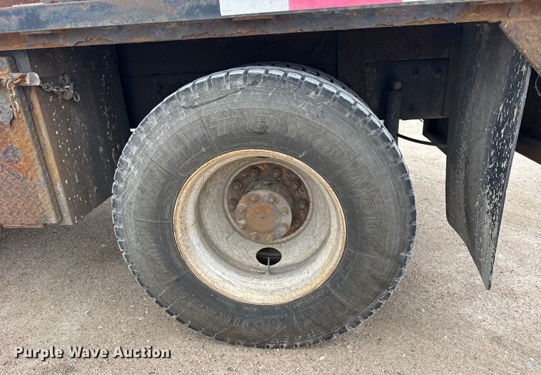 image for item FB0808 2013 Peterbilt 384 flatbed truck