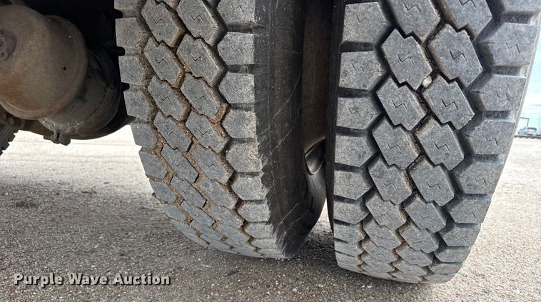 image for item FB0808 2013 Peterbilt 384 flatbed truck