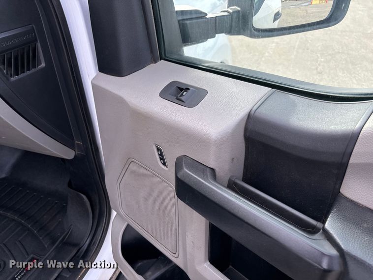 image for item FB3028 2020 Ford F350 Super Duty pickup truck