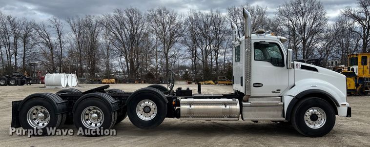 image for item FB3083 2021 Kenworth T880 semi truck