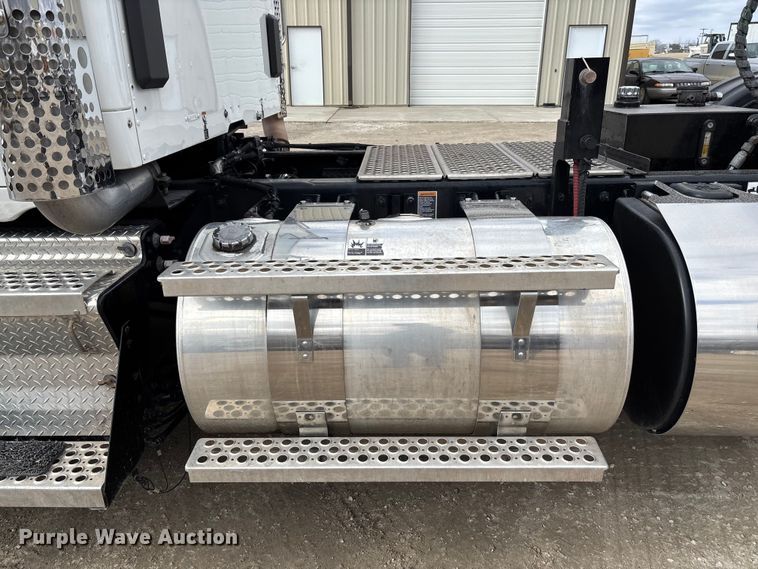 image for item FB3083 2021 Kenworth T880 semi truck