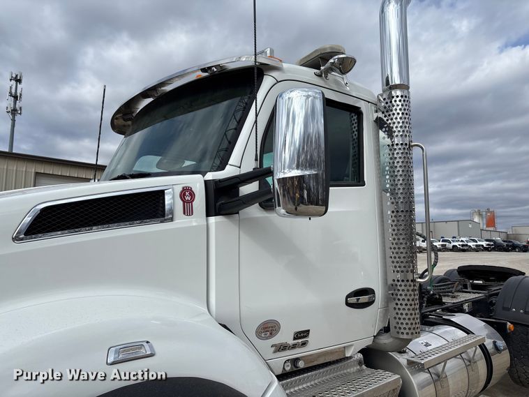 image for item FB3083 2021 Kenworth T880 semi truck